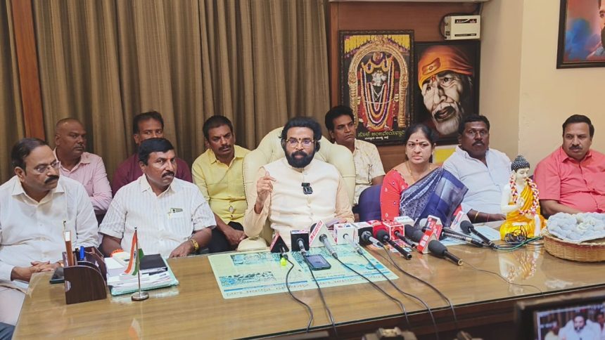ಮಧ್ಯಂತರ ಚುನಾವಣೆಗೆ ನಾವು ರೆಡಿ,  ಡಿಕೆಶಿ ಸಿಎಂ ಆಗುವುದಿಲ್ಲ : ಬಿ ಶ್ರೀರಾಮುಲು 