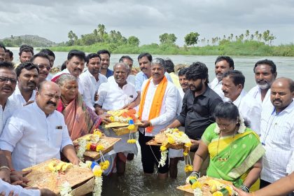 ಮಾಜಿ ಶಾಸಕರಾದ ಎಂ ಎಸ್ ಸೋಮಲಿಂಗಪ್ಪ ನೇತೃತ್ವದಲ್ಲಿ ಬಾಗಿನ ಅರ್ಪಣೆ