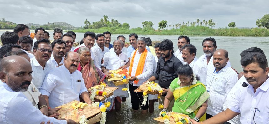 ಮಾಜಿ ಶಾಸಕರಾದ ಎಂ ಎಸ್ ಸೋಮಲಿಂಗಪ್ಪ ನೇತೃತ್ವದಲ್ಲಿ ಬಾಗಿನ ಅರ್ಪಣೆ