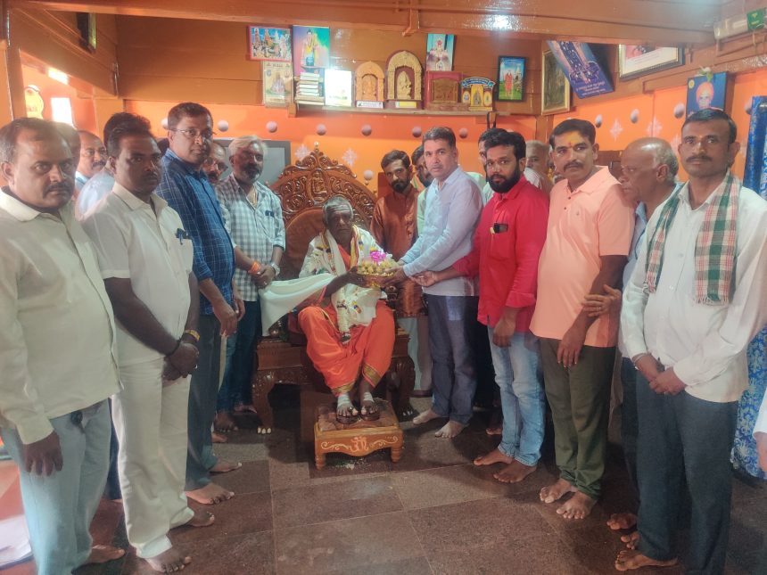 ಹಣಬರಹಟ್ಟಿ, ಸುತಗಟ್ಟಿ ಶ್ರೀಗಳ ಸತ್ಕರಿಸಿ ಗುರುಪೂರ್ಣಿಮೆ ಆಚರಿಸಿದ ದೊಡಗೌಡರ