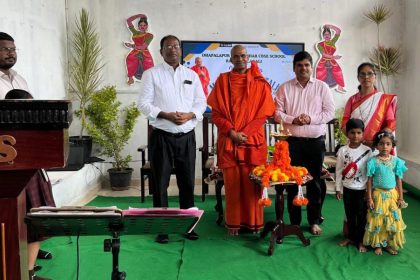 ಮಕ್ಕಳನ್ನು ಸ್ವತಂತ್ರವಾಗಿ ಬೆಳೆಸಿ: ಮೋಕ್ಷಾತ್ಮನಂದ ಸ್ವಾಮೀಜಿ