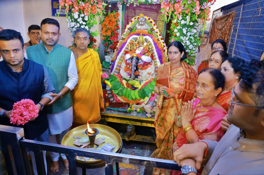 ಚಾಮುಂಡಿ ಬೆಟ್ಟಕ್ಕೆ ಸಚಿವೆ ಲಕ್ಷ್ಮೀ ಹೆಬ್ಬಾಳಕರ್ ಭೇಟಿ