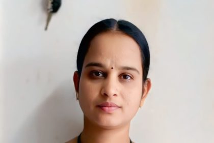 ಅಕ್ಕಿ ಕಾಳಿನ ಮೇಲೆ ಭಾರತೀಯ ಸಂವಿಧಾನ ಪೀಠಿಕೆ ಬರೆದು ಹೆಮ್ಮೆ ವ್ಯಕ್ತ ಪಡಿಸಿದ ಗ್ರಾಮ ಪಂಚಾಯತಿ ಸದಸ್ಯೆ