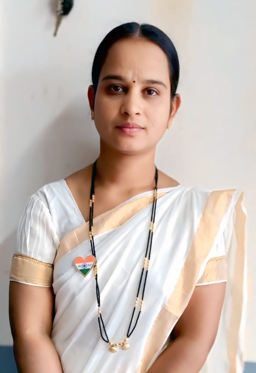 ಅಕ್ಕಿ ಕಾಳಿನ ಮೇಲೆ ಭಾರತೀಯ ಸಂವಿಧಾನ ಪೀಠಿಕೆ ಬರೆದು ಹೆಮ್ಮೆ ವ್ಯಕ್ತ ಪಡಿಸಿದ ಗ್ರಾಮ ಪಂಚಾಯತಿ ಸದಸ್ಯೆ