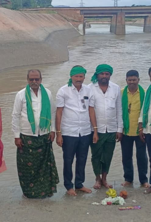 ಎಚ್ಎಲ್ ಸಿ ಕಾಲುವೆಗೆ ಜಲಾಶಯದಿಂದ ನೀರು ಬಿಡುಗಡೆ ರೈತ ಸಂಘದ  ಕೃಷ್ಣಪ್ಪ ಅವರಿಂದ ಪೂಜೆ 