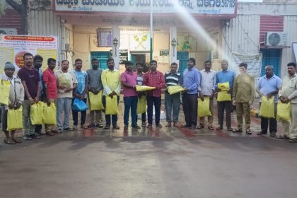 ತನ್ನೊಂದಿಗೆ ಶ್ರಮಿಸುವ 36 ಶ್ರಮಿಕರಿಗೆ ಎರಡು ಜೊತೆ ಸಿದ್ಧಪಡಿಸಿದ ಸಮವಸ್ತ್ರ ನೀಡಿದ ಪೌರಕಾರ್ಮಿಕ