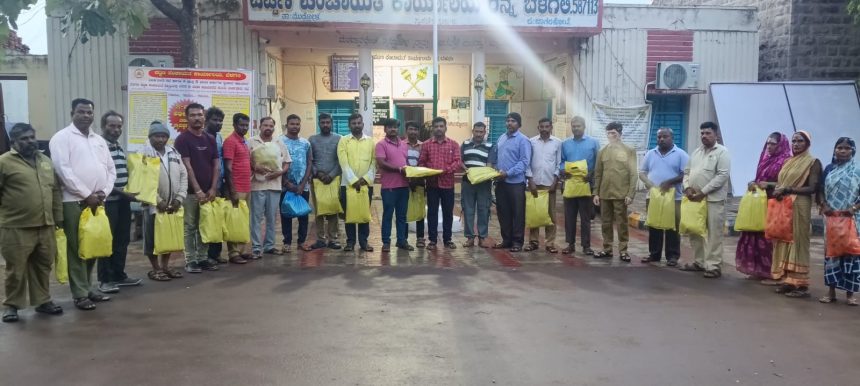 ತನ್ನೊಂದಿಗೆ ಶ್ರಮಿಸುವ 36 ಶ್ರಮಿಕರಿಗೆ ಎರಡು ಜೊತೆ ಸಿದ್ಧಪಡಿಸಿದ ಸಮವಸ್ತ್ರ ನೀಡಿದ ಪೌರಕಾರ್ಮಿಕ