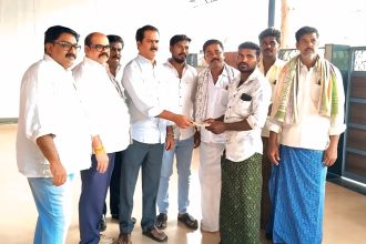 ಗ್ರೇವೆಲ್ ಗುಂಡಿಗೆ ಬಿದ್ದ ಎತ್ತುಗಳು ಸಾವು: ₹50 ಸಾವಿರ ಪರಿಹಾರ ಧನ ವಿತರಿಸಿದ ಗ್ರಾಮಾಂತರ ಶಾಸಕ ಬಿ.ನಾಗೇಂದ್ರ