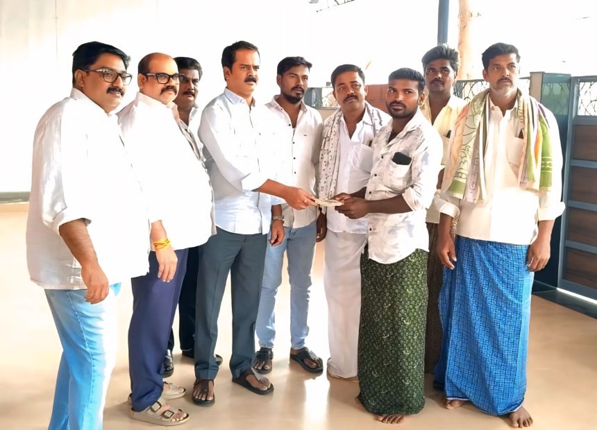 ಗ್ರೇವೆಲ್ ಗುಂಡಿಗೆ ಬಿದ್ದ ಎತ್ತುಗಳು ಸಾವು: ₹50 ಸಾವಿರ ಪರಿಹಾರ ಧನ ವಿತರಿಸಿದ ಗ್ರಾಮಾಂತರ ಶಾಸಕ ಬಿ.ನಾಗೇಂದ್ರ