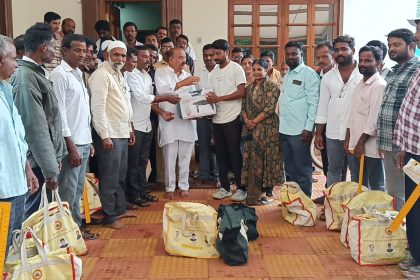 ಕುಂದಗೋಳ ಶಾಸಕ ಎಂ ಆರ್ ಪಾಟೀಲ ರಿಂದ  ಕಾರ್ಮಿಕ ಇಲಾಖೆಯ ಉಚಿತ ಕೀಟ್ಟ ವಿತರಣೆ