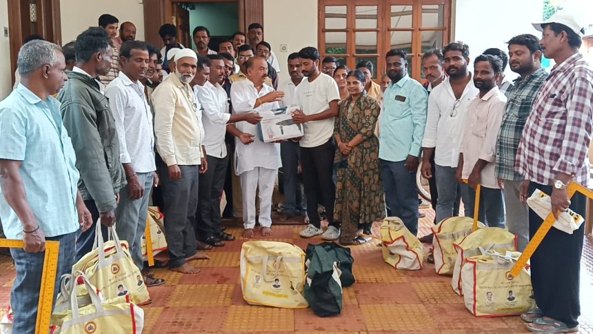 ಕುಂದಗೋಳ ಶಾಸಕ ಎಂ ಆರ್ ಪಾಟೀಲ ರಿಂದ  ಕಾರ್ಮಿಕ ಇಲಾಖೆಯ ಉಚಿತ ಕೀಟ್ಟ ವಿತರಣೆ