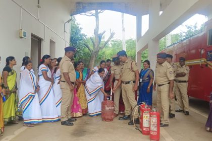 ಮಹಿಳೆಯರಿಗೆ ಅಗ್ನಿ ಶಾಮಕ ದಳದಿಂದ ಜಾಗ್ರತಿ ಶಿಭಿರ ಮತ್ತು ವಿವಿಧ ಕ್ಷೇತ್ರಗಳಲ್ಲಿ ಅಧ್ಯಯನ ಪ್ರವಾಸ