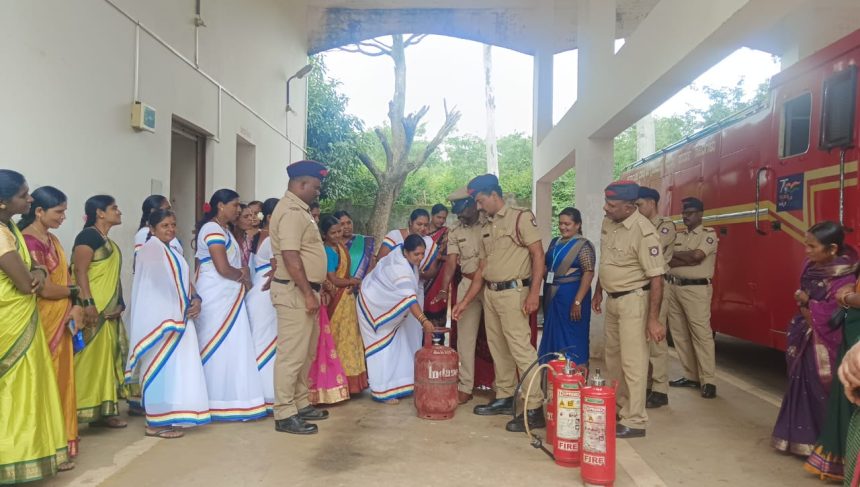 ಮಹಿಳೆಯರಿಗೆ ಅಗ್ನಿ ಶಾಮಕ ದಳದಿಂದ ಜಾಗ್ರತಿ ಶಿಭಿರ ಮತ್ತು ವಿವಿಧ ಕ್ಷೇತ್ರಗಳಲ್ಲಿ ಅಧ್ಯಯನ ಪ್ರವಾಸ