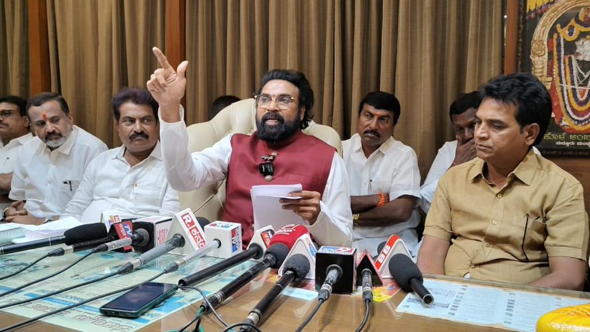 ಕೋಮಾದಲ್ಲಿ ‘ಕೈ’ ಸರ್ಕಾರ; ರಾಜ್ಯಕ್ಕೆ ಸಿಎಂ ಯಾರು ?: ಶ್ರೀರಾಮುಲು ವಾಗ್ದಾಳಿ