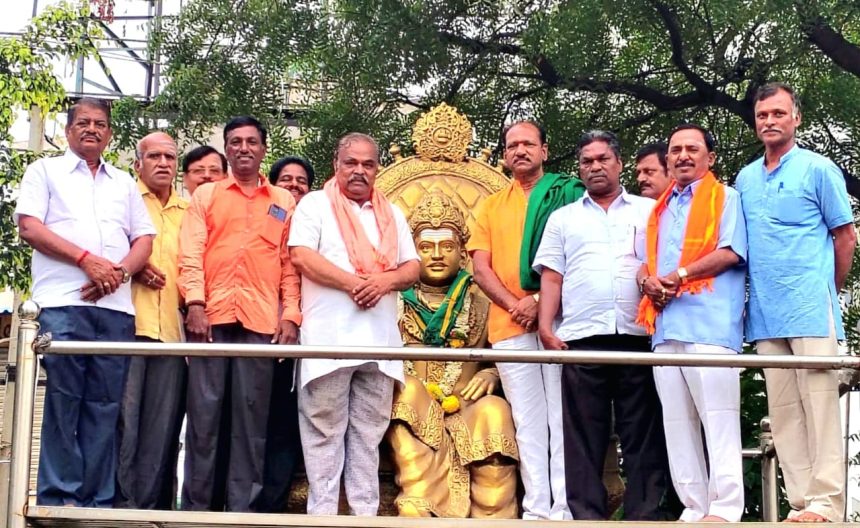 ರೈತ ಹುತಾತ್ಮ ದಿನಾಚರಣೆಯ ಅಂಗವಾಗಿ ಬಸವಣ್ಣನವರಿಗೆ ಮಾಲಾರ್ಪಣೆ