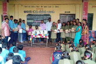 ಸರ್ಕಾರಿ ಪ್ರೌಢಶಾಲೆಗೆ ನೋಟ್ ಬುಕ್ ವಿತರಿಸಿದ ಅಂಗವಿಕಲರ ಸಂಘ