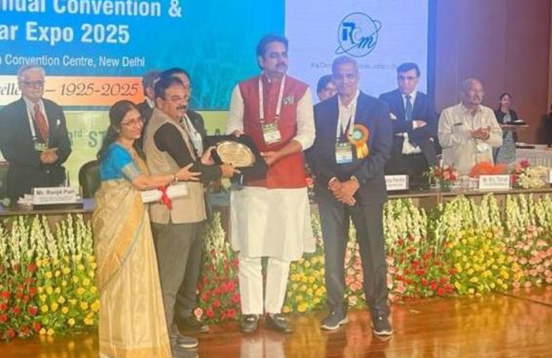 ಸತೀಶ್ ಸಮೂಹ ಸಂಸ್ಥೆಯ ಚೇರಮನ್ ಪ್ರದೀಪಕುಮಾರಗೆ ರಾಷ್ಟ್ರ ಮಟ್ಟದ ಪ್ರತಿಷ್ಠಿತ ʻಉದ್ಯಮ ಶ್ರೇಷ್ಠʼ ಪ್ರಶಸ್ತಿ ಪ್ರದಾನ