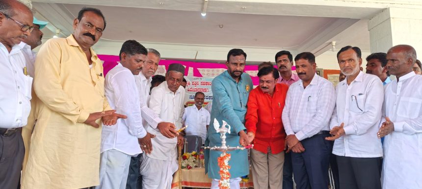 ರೈತರ ಸಂಕಷ್ಟಕ್ಕೆ ಸಹಕಾರಿ ಸಂಘ ಆರ್ಥಿಕವಾಗಿ ನೆರವಾಗುತ್ತದೆ : ಕಾಶಪ್ಪನವರ ರೈತರ ಸಂಕಷ್ಟಕ್ಕೆ ಸಹಕಾರಿ ಸಂಘ ಆರ್ಥಿಕವಾಗಿ ನೆರವಾಗುತ್ತದೆ : ಕಾಶಪ್ಪನವರ
