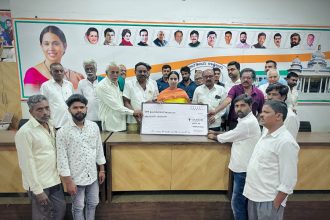4 ದೇವಸ್ಥಾನಗಳಿಗೆ ಅನುದಾನದ ಚೆಕ್ ವಿತರಿಸಿದ ಸಚಿವೆ ಲಕ್ಷ್ಮೀ ಹೆಬ್ಬಾಳಕರ್
