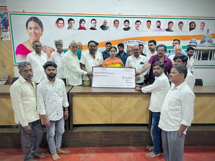 4 ದೇವಸ್ಥಾನಗಳಿಗೆ ಅನುದಾನದ ಚೆಕ್ ವಿತರಿಸಿದ ಸಚಿವೆ ಲಕ್ಷ್ಮೀ ಹೆಬ್ಬಾಳಕರ್