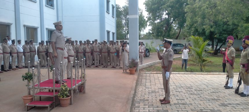 ಎಸ್.ಜಾಹ್ನವಿ ಅವರಿಗೆ  ಪೊಲೀಸ್ ವರಿಷ್ಟಾಧಿಕಾರಿ ಹರಿಬಾಬು ಅಧಿಕಾರ ಹಸ್ತಾಂತರ
