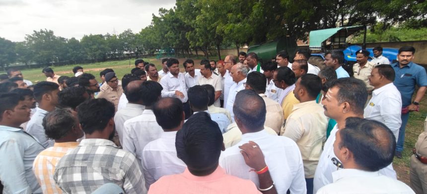 ಕೃಷ್ಣಾ ಮೇಲ್ದಂಡೆ ಯೋಜನೆಯ ಪುನರ್ವಸತಿ ಕೇಂದ್ರದ ನಿರಾಶ್ರಿತರು ಸಮಸ್ಯೆ ಆಲಿಸಿದ ಸಚಿವ ಶಿವಾನಂದ ಪಾಟೀಲ ಕೃಷ್ಣಾ ಮೇಲ್ದಂಡೆ ಯೋಜನೆಯ ಪುನರ್ವಸತಿ ಕೇಂದ್ರದ ನಿರಾಶ್ರಿತರು ಸಮಸ್ಯೆ ಆಲಿಸಿದ ಸಚಿವ ಶಿವಾನಂದ ಪಾಟೀಲ