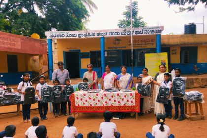 ಸಿದ್ದಲಿಂಗ ನಗರದ ಸ.ಹಿ.ಪ್ರಾ.ಕ.ಗಂ.ಮ. ಶಾಲೆ ನಂ. ೧೫ ಮಕ್ಕಳಿಗೆ ರಾಜೇಶ ಮತ್ತು ಶಕುಂತಲಾ ಮುಳಗುಂದ ದಂಪತಿಗಳಿಂದ ಉಚಿತ ಸ್ಕೂಲ್ ಬ್ಯಾಗ ವಿತರಣೆ