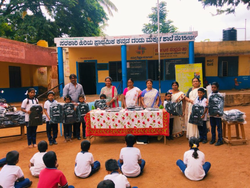 ಸಿದ್ದಲಿಂಗ ನಗರದ ಸ.ಹಿ.ಪ್ರಾ.ಕ.ಗಂ.ಮ. ಶಾಲೆ ನಂ. ೧೫ ಮಕ್ಕಳಿಗೆ ರಾಜೇಶ ಮತ್ತು ಶಕುಂತಲಾ ಮುಳಗುಂದ ದಂಪತಿಗಳಿಂದ ಉಚಿತ ಸ್ಕೂಲ್ ಬ್ಯಾಗ ವಿತರಣೆ