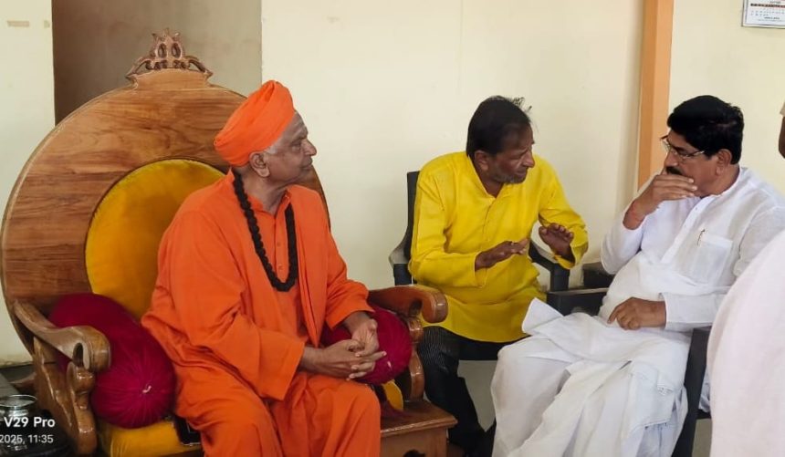 ಕುಡಚಿ ರೇಲ್ವೇ ಮಾರ್ಗದ ಲೋಕಾಪೂರದ ವರೆಗೆ ಕಾಮಗಾರಿ ಪೂರ್ಣ; ರೈಲು ಪ್ರಾರಂಭಿಸಲು ಪಿ ಸಿ ಗದ್ದಿಗೌಡರಗೆ  ಚರಂತಿಮಠ ಶ್ರೀ ಒತ್ತಾಯ