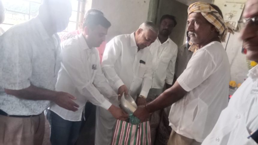 ಕಬ್ಬು ಪೂರೈಕೆದಾರರಿಗೆ ಹಾಗೂ ಶೇರುದಾರರಿಗೆ ರಿಯಾಯತಿ ದರದಲ್ಲಿ ಸಕ್ಕರೆ ವಿತರಣೆ: ಅಧ್ಯಕ್ಷ ಪರಪ್ಪ ಸವದಿ ಕಬ್ಬು ಪೂರೈಕೆದಾರರಿಗೆ ಹಾಗೂ ಶೇರುದಾರರಿಗೆ ರಿಯಾಯತಿ ದರದಲ್ಲಿ ಸಕ್ಕರೆ ವಿತರಣೆ: ಅಧ್ಯಕ್ಷ ಪರಪ್ಪ ಸವದಿ