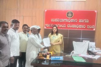 ಪಟ್ಟಣದಲ್ಲಿ ತಾಲೂಕಿನ ಲಚ್ಯಾಣ ಗ್ರಾಮಸ್ಥರು ಹಳೆಯ ಬರಗೂಡಿ ರಸ್ತೆ ದುರಸ್ತಿಗೆ ಆಗ್ರಹಿಸಿ ಎಸಿ ಅನುರಾಧಾ ವಸ್ತçದ ಅವರಿಗೆ ಮಂಗಳವಾರ ಮನವಿ ಸಲ್ಲಿಸಿದರು.
