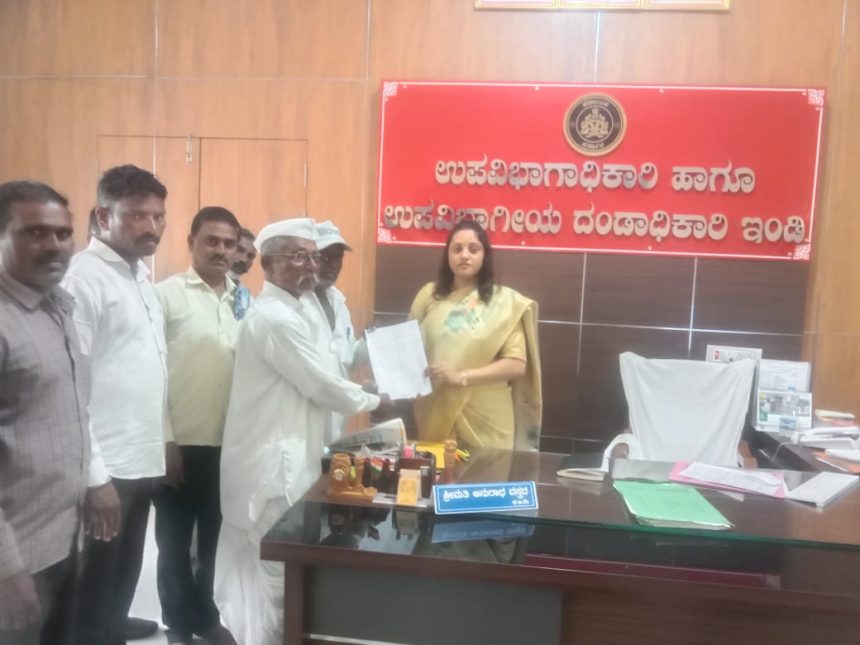 ಪಟ್ಟಣದಲ್ಲಿ ತಾಲೂಕಿನ ಲಚ್ಯಾಣ ಗ್ರಾಮಸ್ಥರು ಹಳೆಯ ಬರಗೂಡಿ ರಸ್ತೆ ದುರಸ್ತಿಗೆ ಆಗ್ರಹಿಸಿ ಎಸಿ ಅನುರಾಧಾ ವಸ್ತçದ ಅವರಿಗೆ ಮಂಗಳವಾರ ಮನವಿ ಸಲ್ಲಿಸಿದರು. ಪಟ್ಟಣದಲ್ಲಿ ತಾಲೂಕಿನ ಲಚ್ಯಾಣ ಗ್ರಾಮಸ್ಥರು ಹಳೆಯ ಬರಗೂಡಿ ರಸ್ತೆ ದುರಸ್ತಿಗೆ ಆಗ್ರಹಿಸಿ ಎಸಿ ಅನುರಾಧಾ ವಸ್ತçದ ಅವರಿಗೆ ಮಂಗಳವಾರ ಮನವಿ ಸಲ್ಲಿಸಿದರು.