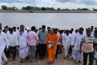 ಕೃಷ್ಣಾ ಆರತಿ ನಡೆಯುವ ಸ್ಥಳ ಪರಿಶೀಲಿಸಿದ ದೇವಗಿರಿ ಬಾಬಾ