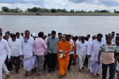 ಕೃಷ್ಣಾ ಆರತಿ ನಡೆಯುವ ಸ್ಥಳ ಪರಿಶೀಲಿಸಿದ ದೇವಗಿರಿ ಬಾಬಾ