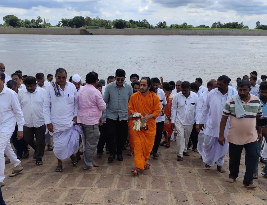 ಕೃಷ್ಣಾ ಆರತಿ ನಡೆಯುವ ಸ್ಥಳ ಪರಿಶೀಲಿಸಿದ ದೇವಗಿರಿ ಬಾಬಾ