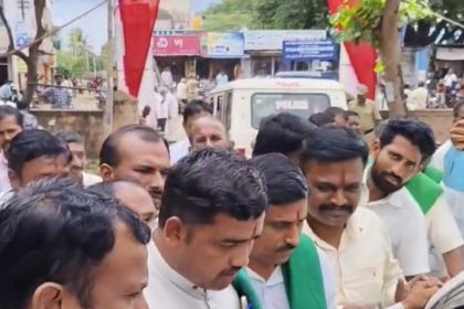 ರೈತರ ಮನವಿ ಸ್ವೀಕರಿಸದ ಸಚಿವ ಗುಂಡೂರಾವ್‌ ಕಾರಿಗೆ ಮುತ್ತಿಗೆ