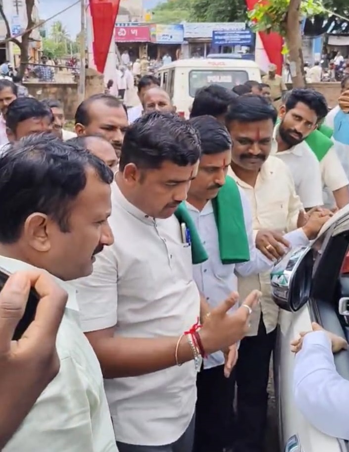 ರೈತರ ಮನವಿ ಸ್ವೀಕರಿಸದ ಸಚಿವ ಗುಂಡೂರಾವ್‌ ಕಾರಿಗೆ ಮುತ್ತಿಗೆ