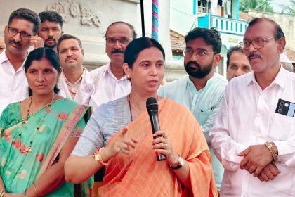 ದೇವಸ್ಥಾನಕ್ಕೆ ಅನುದಾನ ಮಂಜೂರು: ಸಚಿವೆ ಲಕ್ಷ್ಮೀ ಹೆಬ್ಬಾಳಕರ್ ಗೆ ಸನ್ಮಾನ