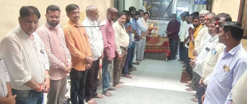 ಪುರಸಭೆಯಲ್ಲಿ ನುಲಿ ಚಂದಯ್ಯ ಜಯಂತಿ ಆಚರಣೆ ಸತ್ಯ ಶುದ್ಧ ಕಾಯಕ ಯೋಗಿ ನುಲಿ ಚಂದಯ್ಯನವರು : ಯಲ್ಲಣ್ಣಗೌಡ ಪಾಟೀಲ ಪುರಸಭೆಯಲ್ಲಿ ನುಲಿ ಚಂದಯ್ಯ ಜಯಂತಿ ಆಚರಣೆ ಸತ್ಯ ಶುದ್ಧ ಕಾಯಕ ಯೋಗಿ ನುಲಿ ಚಂದಯ್ಯನವರು : ಯಲ್ಲಣ್ಣಗೌಡ ಪಾಟೀಲ