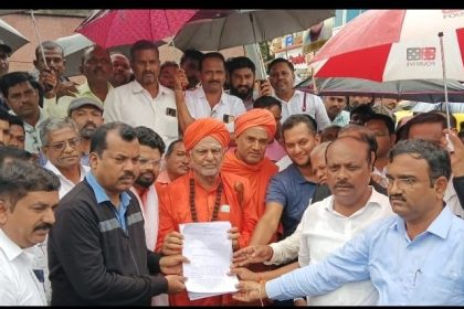 ಹುಕ್ಕೇರಿ ಮಠಾಧೀಶರ ನೇತ್ರತ್ವದಲ್ಲಿ ಸರ್ವಧರ್ಮಿಯರ ಸಂಘಟನೆಗಳಿಂದ ಪ್ರತಿಭಟಣೆ. 