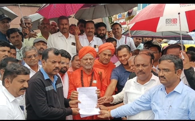 ಹುಕ್ಕೇರಿ ಮಠಾಧೀಶರ ನೇತ್ರತ್ವದಲ್ಲಿ ಸರ್ವಧರ್ಮಿಯರ ಸಂಘಟನೆಗಳಿಂದ ಪ್ರತಿಭಟಣೆ. 