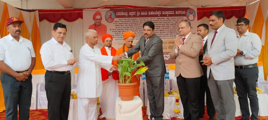 ಶರಣರು ಸಮಾಜ ಅರೋಗ್ಯದಿಂದ ಇರಲು ಸಾಕಷ್ಟು ಶ್ರಮಿಸಿದ್ದಾರೆ : ನ್ಯಾ. ಜಿ.ಎ.ಮೂಲಿಮನಿ ಶರಣರು ಸಮಾಜ ಅರೋಗ್ಯದಿಂದ ಇರಲು ಸಾಕಷ್ಟು ಶ್ರಮಿಸಿದ್ದಾರೆ : ನ್ಯಾ. ಜಿ.ಎ.ಮೂಲಿಮನಿ