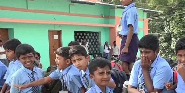 ಮೊಟ್ಟೆ ಕೊಡುತ್ತಿರುವುದನ್ನು ವಿರೋಧಿಸಿ ಸರ್ಕಾರಿ ಶಾಲೆ ತೊರೆದ 70 ವಿದ್ಯಾರ್ಥಿಗಳು ಮೊಟ್ಟೆ ಕೊಡುತ್ತಿರುವುದನ್ನು ವಿರೋಧಿಸಿ ಸರ್ಕಾರಿ ಶಾಲೆ ತೊರೆದ 70 ವಿದ್ಯಾರ್ಥಿಗಳು