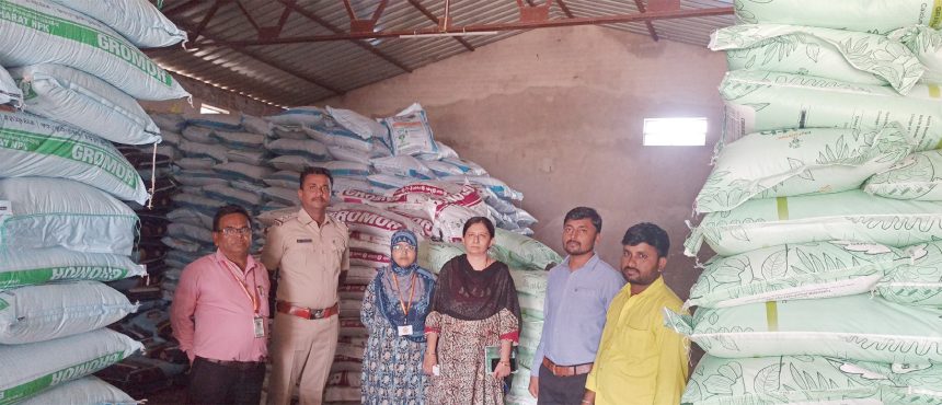 ಕೃಷಿ, ಪೊಲೀಸ್ ಅಧಿಕಾರಿಗಳ ತಂಡದಿಂದ ಗೊಬ್ಬರ ದಾಸ್ತಾನು ಪರಿಶೀಲನೆ: ಯೂರಿಯಾ ಅಕ್ರಮ ಮಾರಾಟ ಕಂಡರೆ ಕ್ರಮದ ಎಚ್ಚರಿಕೆ