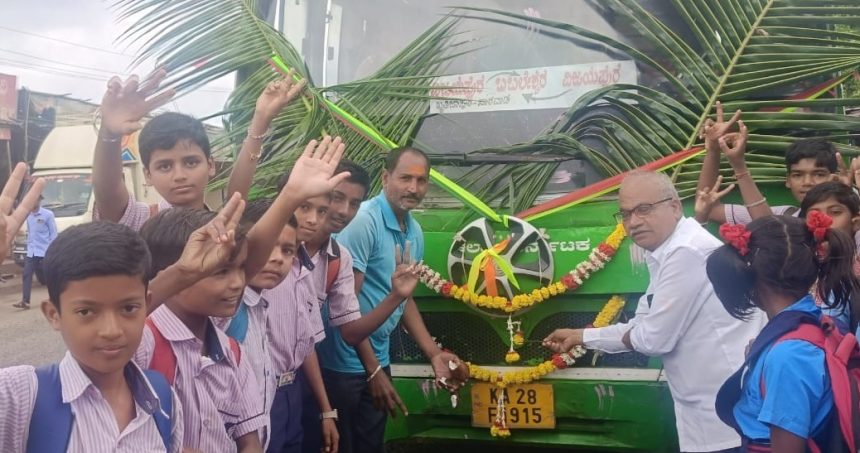 ಸಾರವಾಡ ಗ್ರಾಮಕ್ಕೆ ನೂತನ ಬಸ್‌ ಸಂಚಾರ: ಗ್ರಾಮಸ್ಥರು ಭವ್ಯ ಸ್ವಾಗತ