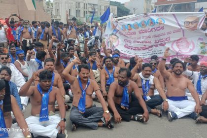 ಪರಿಶಿಷ್ಟಜಾತಿ ಒಳ ಮೀಸಲಾತಿ ಜಾರಿಗೆಗೆ ಪ್ರತಿಭಟನೆ ಮಾದಿಗ ಸಂಘಟನೆಗಳ ಒಕ್ಕೂಟ ಬಳ್ಳಾರಿ ಜಿಲ್ಲಾ ಘಟಕದಿಂದ ಅರಬೆತ್ತಲೆ ಪ್ರತಿಭಟನೆ || ಮನವಿ