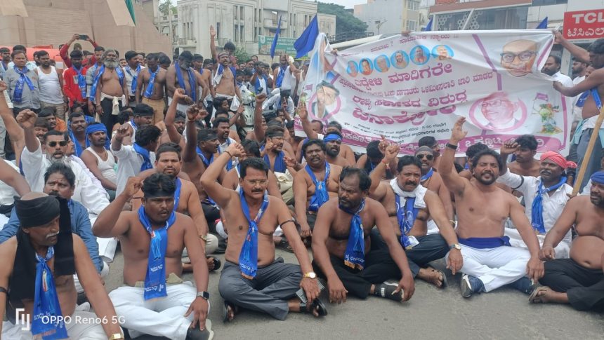 ಪರಿಶಿಷ್ಟಜಾತಿ ಒಳ ಮೀಸಲಾತಿ ಜಾರಿಗೆಗೆ ಪ್ರತಿಭಟನೆ ಮಾದಿಗ ಸಂಘಟನೆಗಳ ಒಕ್ಕೂಟ ಬಳ್ಳಾರಿ ಜಿಲ್ಲಾ ಘಟಕದಿಂದ ಅರಬೆತ್ತಲೆ ಪ್ರತಿಭಟನೆ || ಮನವಿ