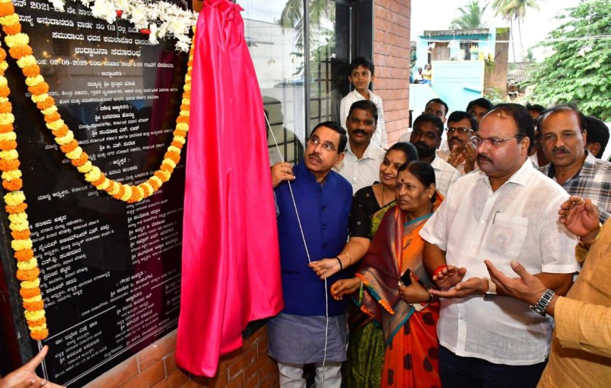 ಮಕ್ಕಳಿಗೆ ಓದುವ ವಾತಾವರಣ ನಿರ್ಮಿಸಿದರೆ ಭವಿಷ್ಯ ಭದ್ರ: ಸಚಿವ ಪ್ರಲ್ಹಾದ ಜೋಶಿ