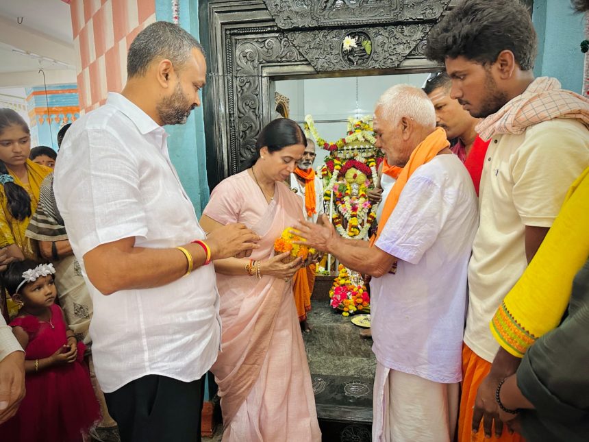 ಚಿಕ್ಕಹಟ್ಟಿಹೊಳಿಯ ಮನೆಯ ಆರಾಧ್ಯದೈವ ಶ್ರೀ ವೀರಭದ್ರ ದರ್ಶನ ಪಡೆದ ಹೆಬ್ಬಾಳ್ಕರ್‌