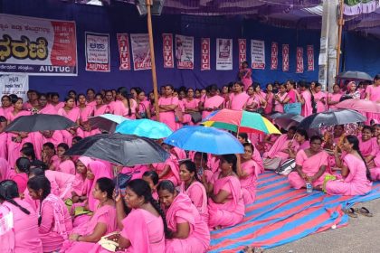 ಮಳೆಯನ್ನು ಲೆಕ್ಕಿಸದೇ ಮುಂದೊರೆದ ಧರಣಿ